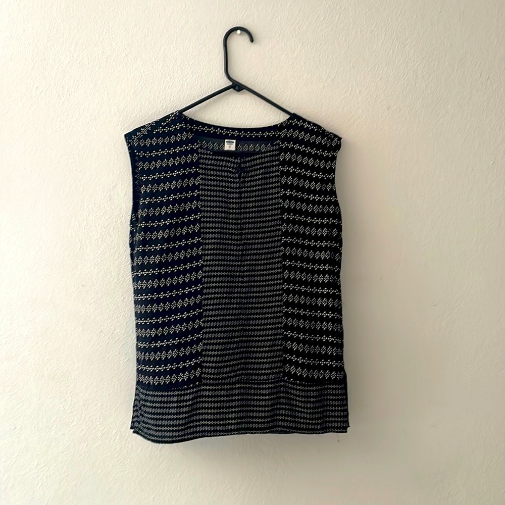 Size XS Old Navy blouse in black and white print